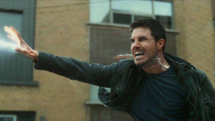 Robbie Amell usa superpoderes en Código 8: Parte II.