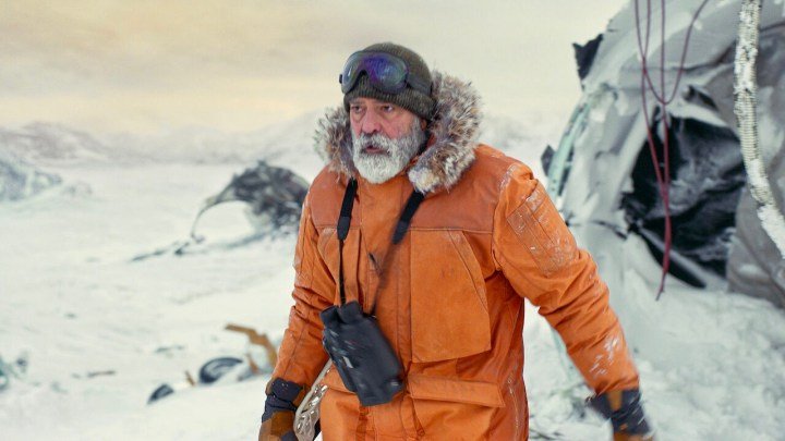 Un hombre está parado afuera en la nieve.