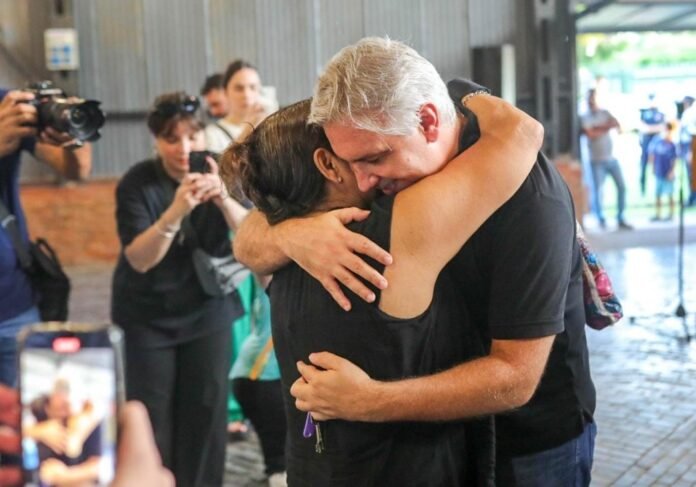 En el departamento Río Primero, Llaryora otorgó aportes a vecinos afectados por el temporal y entregó viviendas semillas a 18 familias