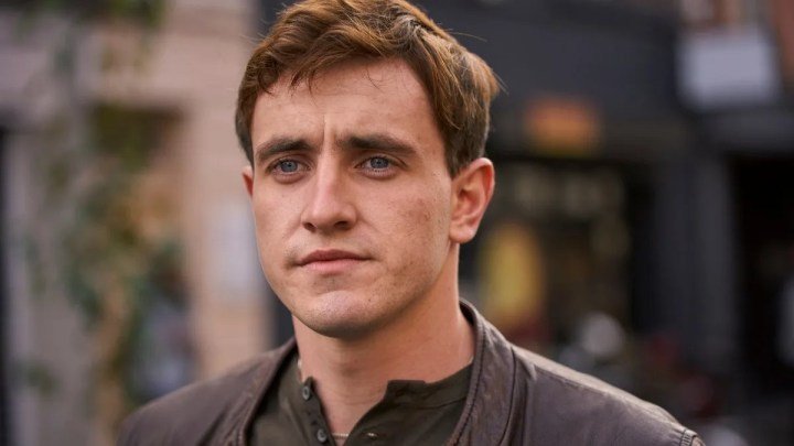 Paul Mescal mira hacia adelante en Normal People.