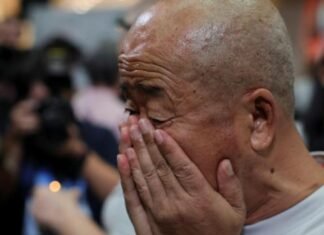 Las familias que 10 años después siguen buscando a las víctimas del desaparecido vuelo MH370, el mayor misterio de la historia de la aviación