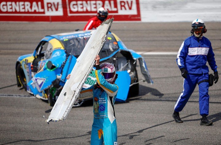 Lo lleva y espera que pase Cram (AFP).