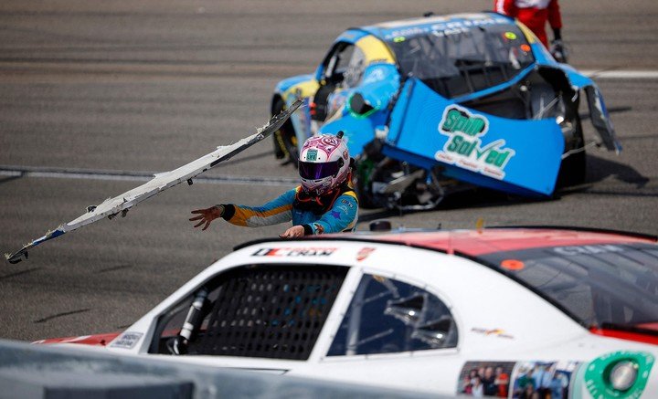 Y se lo lanza (AFP).