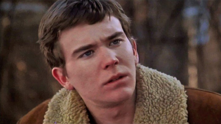 Un primer plano de Timothy Hutton en Ordinary People, luciendo preocupado.