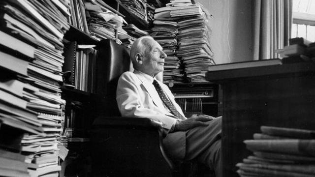Joseph Rotblat en su biblioteca