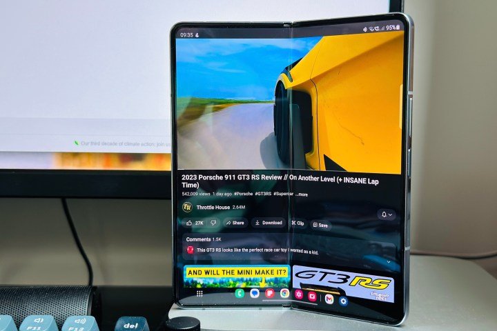 Un video que se reproduce en el Samsung Galaxy Z Fold 5.