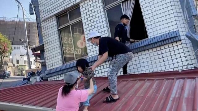 Mujer y un bebé son rescatados luego del terremoto en taiwán 