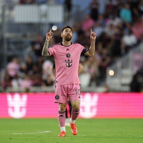 Video: el gol de Messi, tirándose al césped para el 1-1 de Inter Miami vs. Nashville