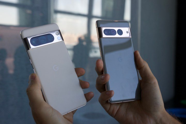 El Google Pixel 8 Pro y el Google Pixel 7 Pro uno al lado del otro.