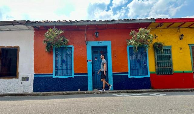 Hombre caminando en El Poblado, Medellín. 