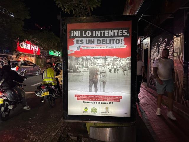 Pancarta contra la explotación sexual de niños, niñas y adolescentes en Medellín.