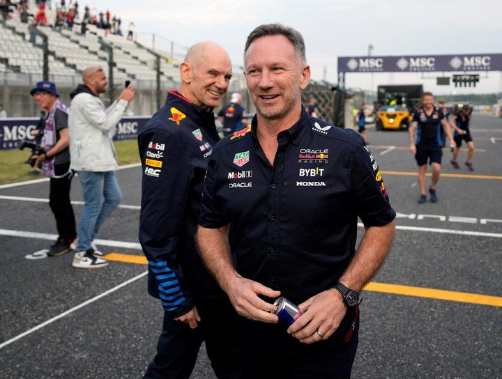 Newey mirando a Horner.
