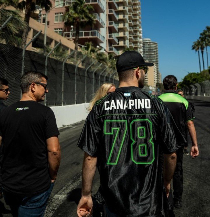 Canapino recorriendo Long Beach.