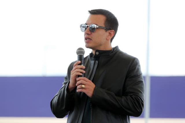 El presidente ecuatoriano, Daniel Noboa, habla con un micrófono y lentes oscuros