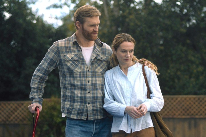 Wyatt Russell junto a Kerry Condon en Night Swim.