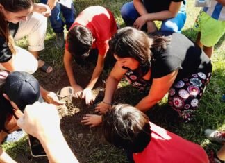 “Plantar memoria y cosechar derechos”: vecinos y estudiantes del Parque Educativo Sur plantaron árboles por el Mes de la Memoria