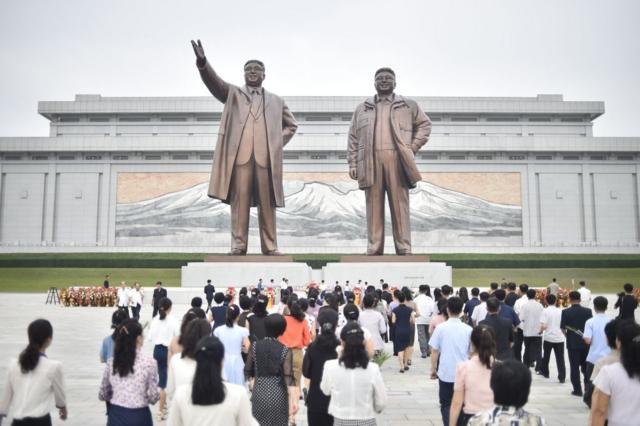 Estatuas de los Kim en Pyongyang