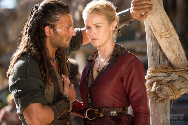 Un hombre se para cerca de una mujer en Black Sails.