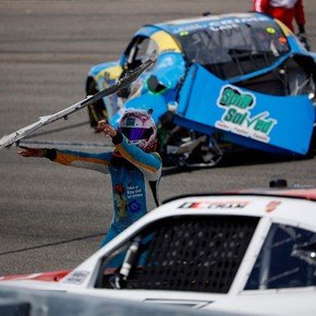 Locura en Nascar: enojado, arrojó su paragolpes contra el parabrisas de un rival