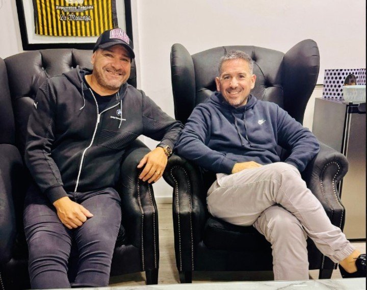 Bazán Vera con Levy, presidente de Almirante Brown. (Foto: Prensa Almirante Brown).