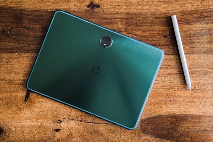 OnePlus Pad con lápiz óptico oficial Stylo sobre una mesa de madera.