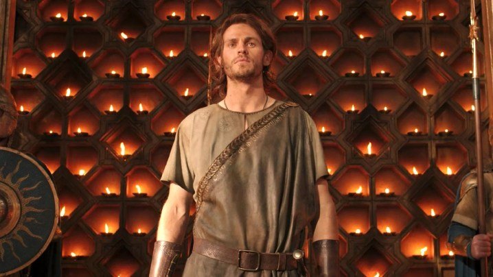 Halbrand mira a la cámara en "El Señor de los Anillos: Los Anillos de Poder".