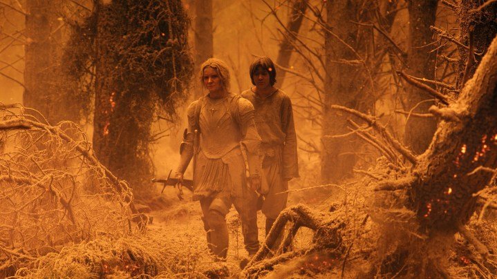 Galadriel camina en un páramo ardiente en "El Señor de los Anillos: Los Anillos de Poder".
