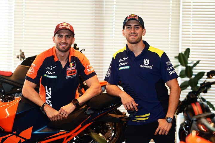 Kevin y Luciano con las motos de fondo (Marcelo Carroll).
