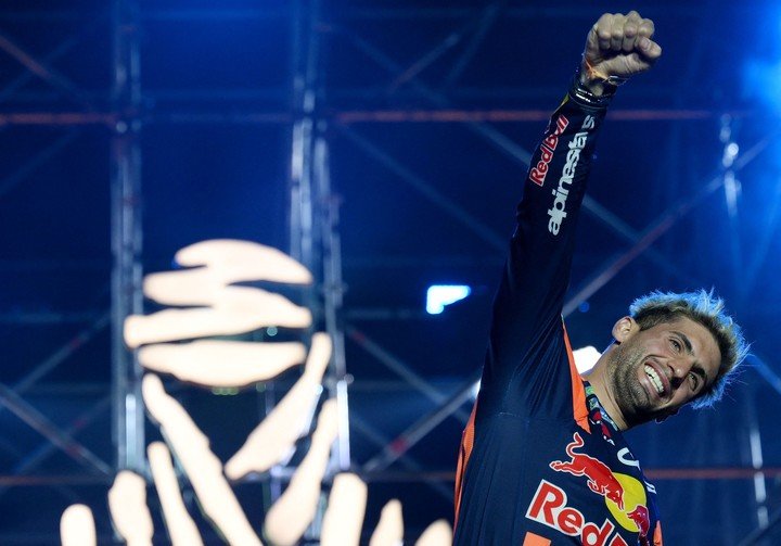Kevin celebra su victoria en el Dakar 2023 con la KTM.