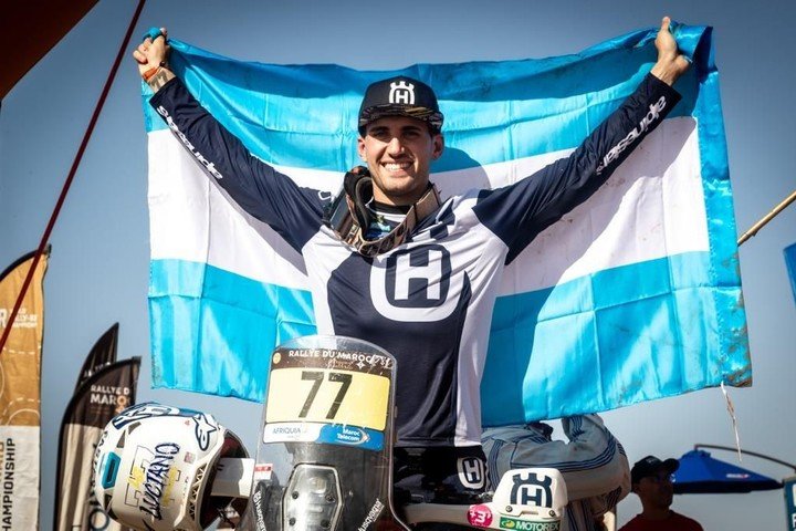 Luciano Benavides festeja el título mundial de W2RC con Husqvarna.