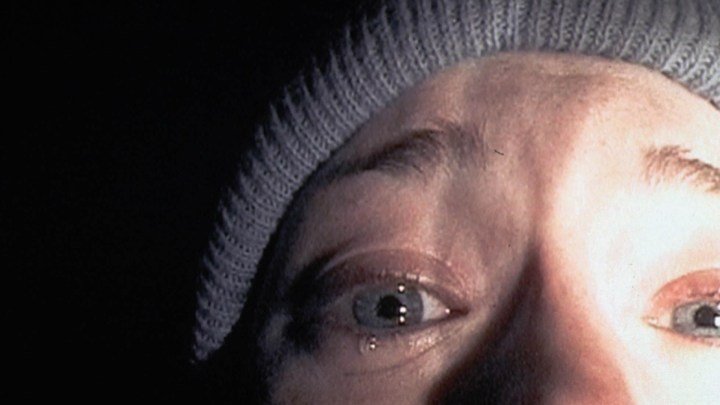 Una niña parece asustada mientras muestra sus ojos a la cámara