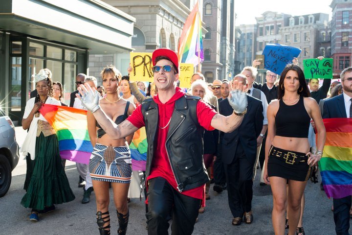 Un cantante camina por el callejón y canta.