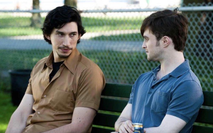 Adam Driver y Daniel Radcliffe se sientan uno al lado del otro en un banco en What If.