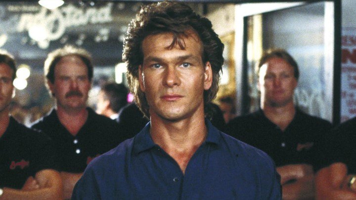 Un hombre mira hacia adelante en Road House.