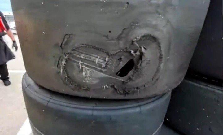 Así quedó el neumático de Agustín Canapino por la bloqueada en la entrada a boxes. (Carburando)