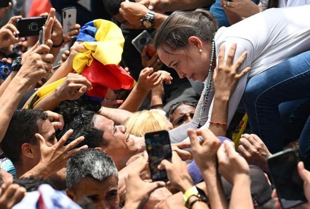 María Corina Machado junto a sus seguidores en un acto político celebrado en La Victoria, estado Aragua, el 18 de mayo de 2024.