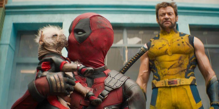Un perro lame a Deadpool en Deadpool y Wolverine.