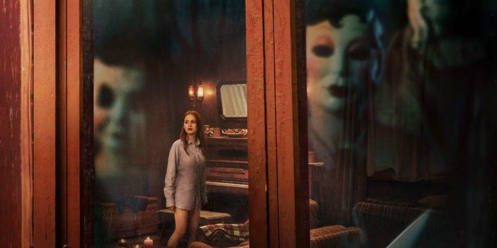 Dos asesinos miran a una mujer en The Strangers: Capítulo 1.
