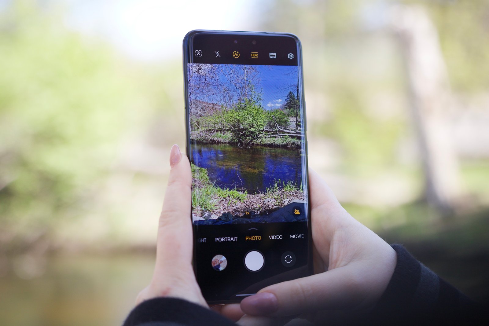 Alguien usando la aplicación de la cámara en el Honor Magic 6 RSR.