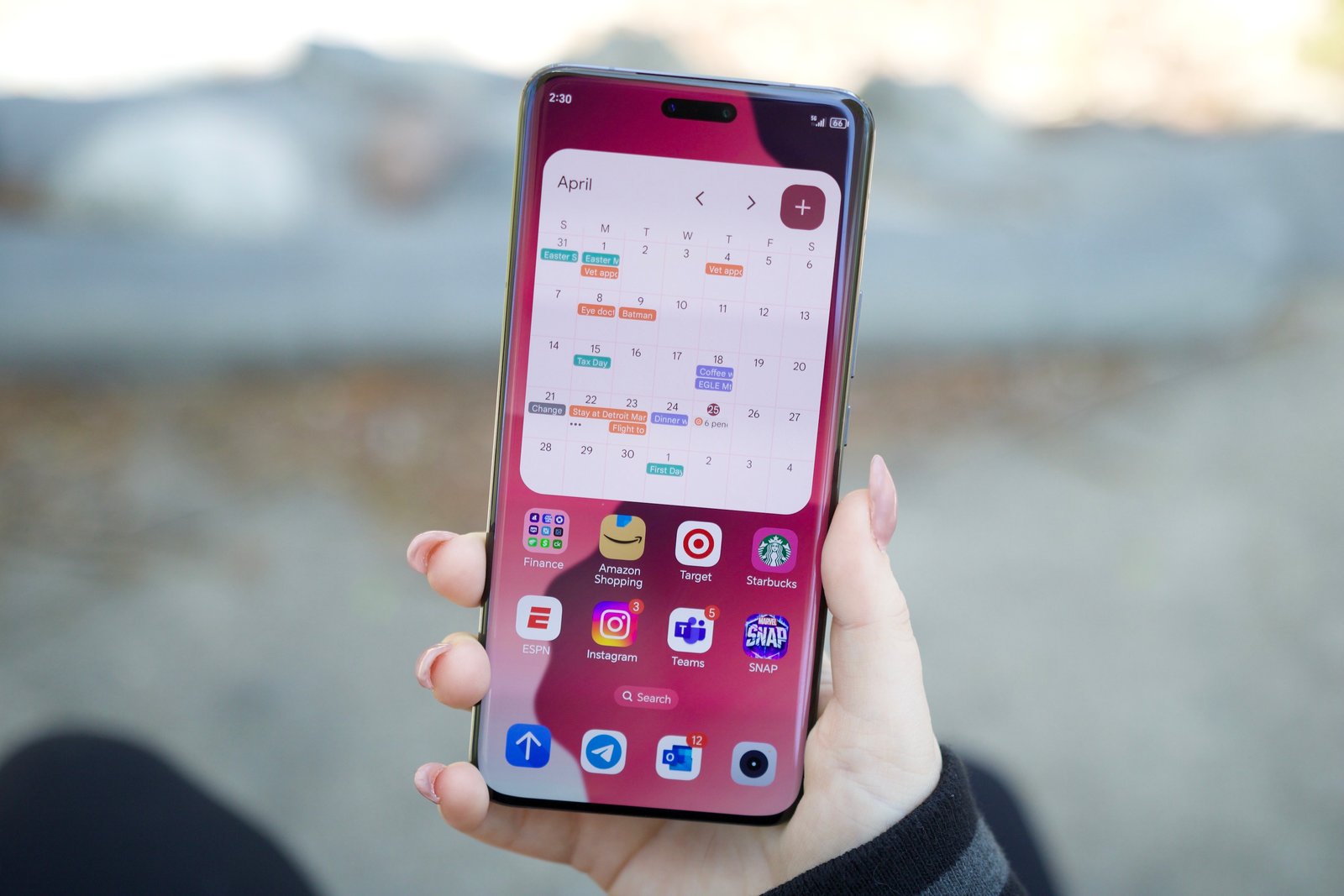 Alguien sosteniendo el Honor Magic 6 RSR con la pantalla encendida, mostrando una pantalla de inicio.
