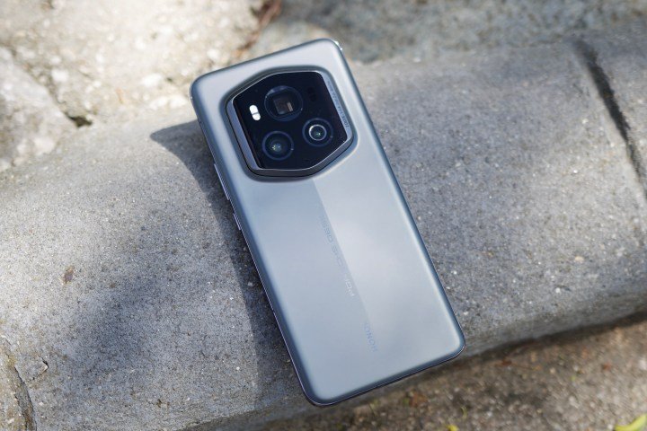 El Honor Magic 6 RSR boca abajo en el exterior.