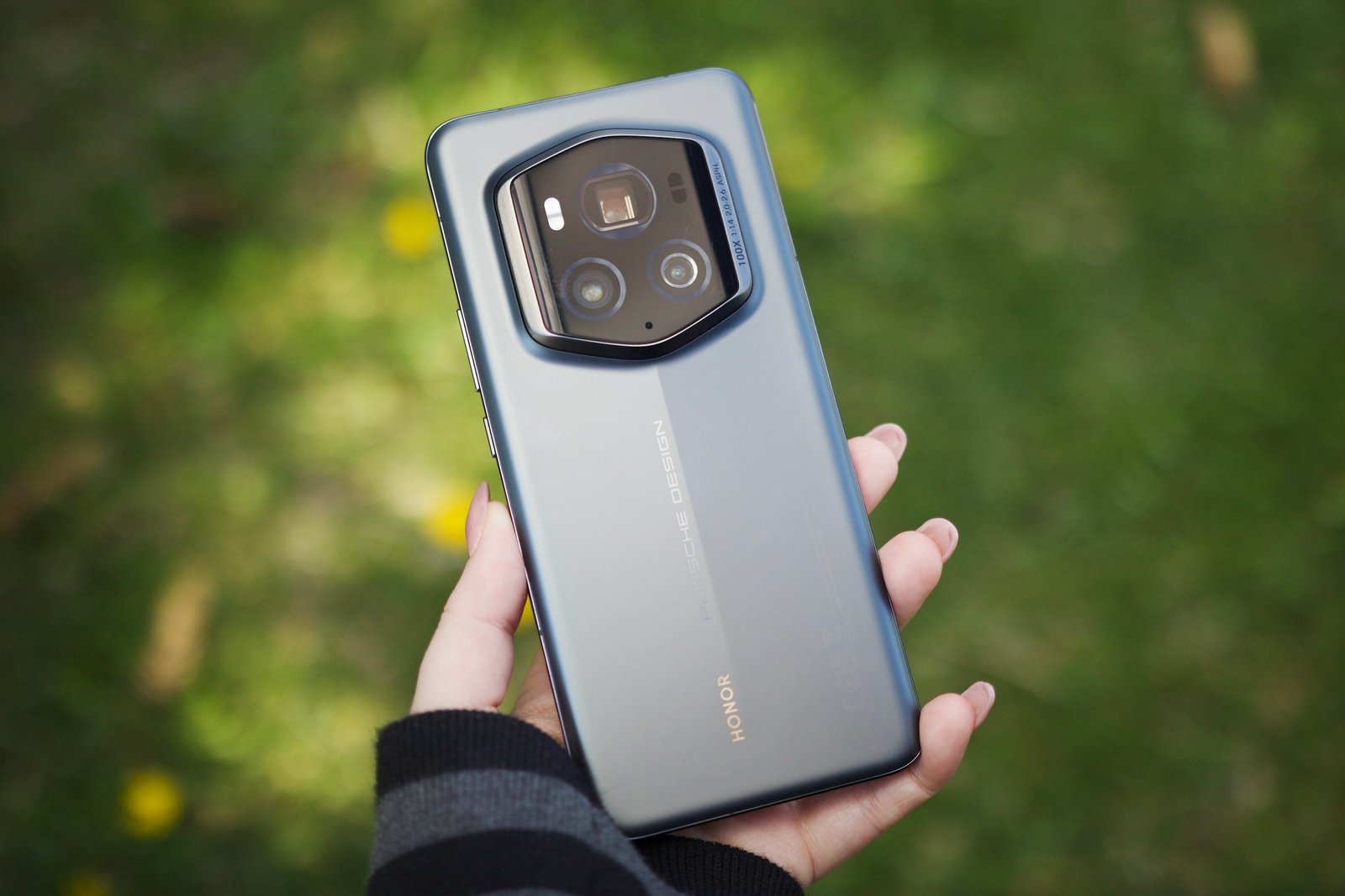 Alguien sosteniendo el Honor Magic 6 RSR afuera.