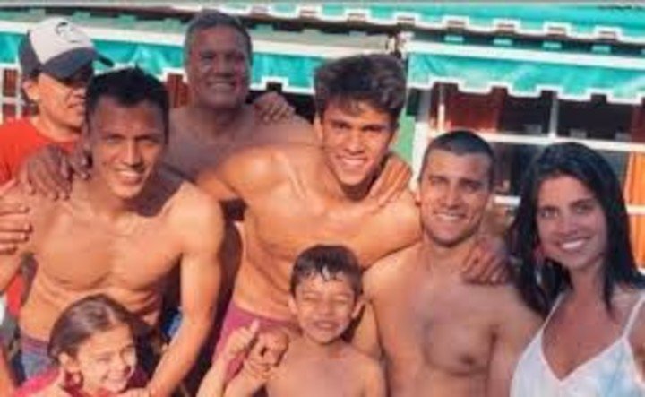 El Negro Enrique junto a su hijo Fernando y el resto de su familia.