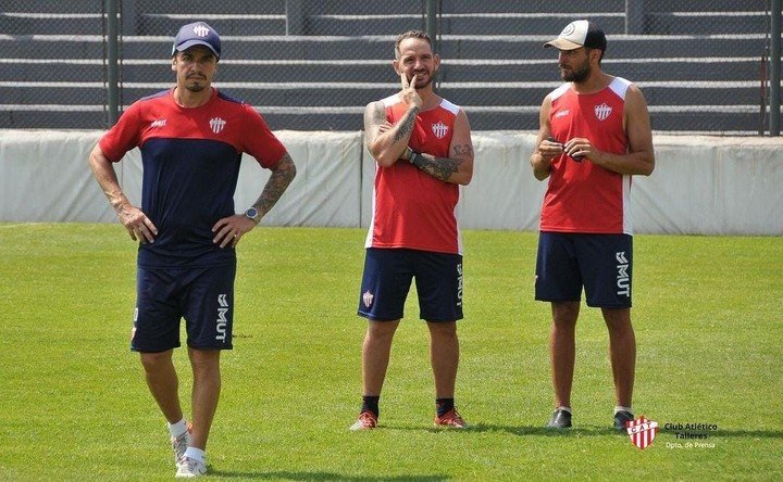 Martín Rolón, DT de Talleres (RdE) junto a su cuerpo técnico. (Foto: Prensa Talleres (RdE)).