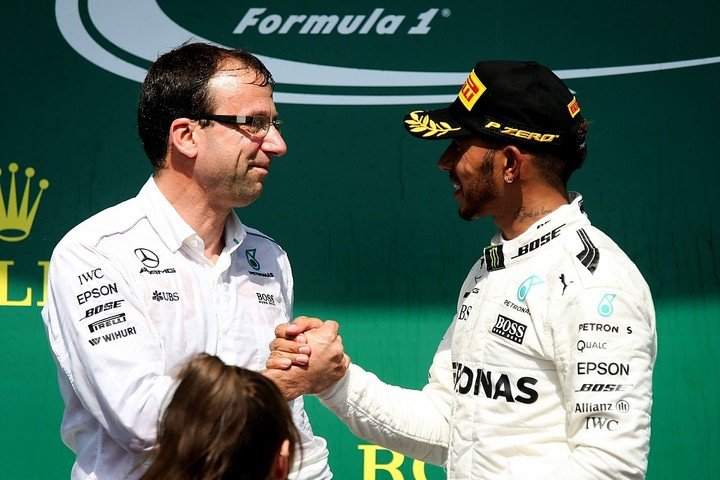 Serra, en un pidio con Hamilton y Mercedes.