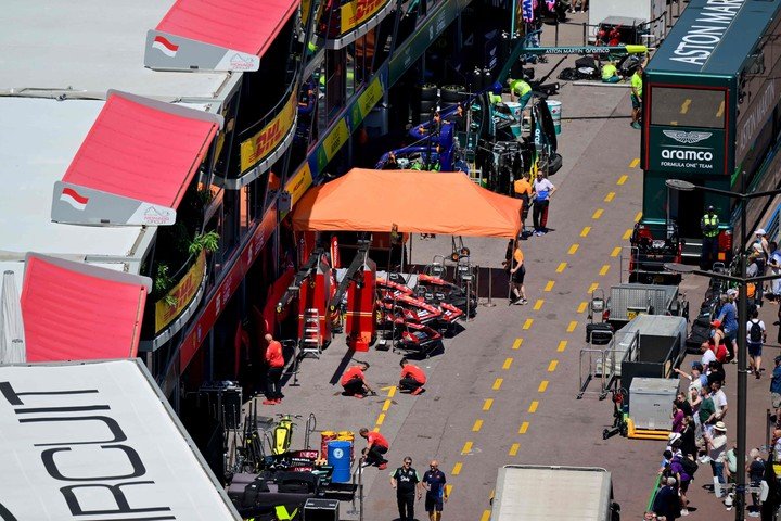 Los mecanicos trabajando este miércoles en la pista (AFP).