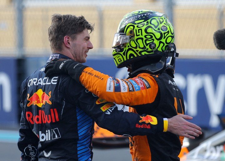 Max Verstappen no pudo alcanzar a Lando Norris tras el relanzamiento. (REUTERS)