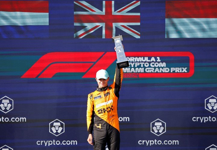 Norris con el trofeo. (REUTERS/Marco Bello)