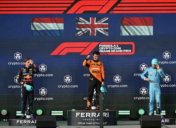 El podio del GP de Miami. (Photo by Jim WATSON / AFP)