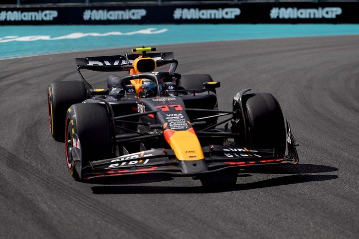 El Red Bull de Checo Pérez (Photo by Rudy Carezzevoli / Getty Images via AFP)